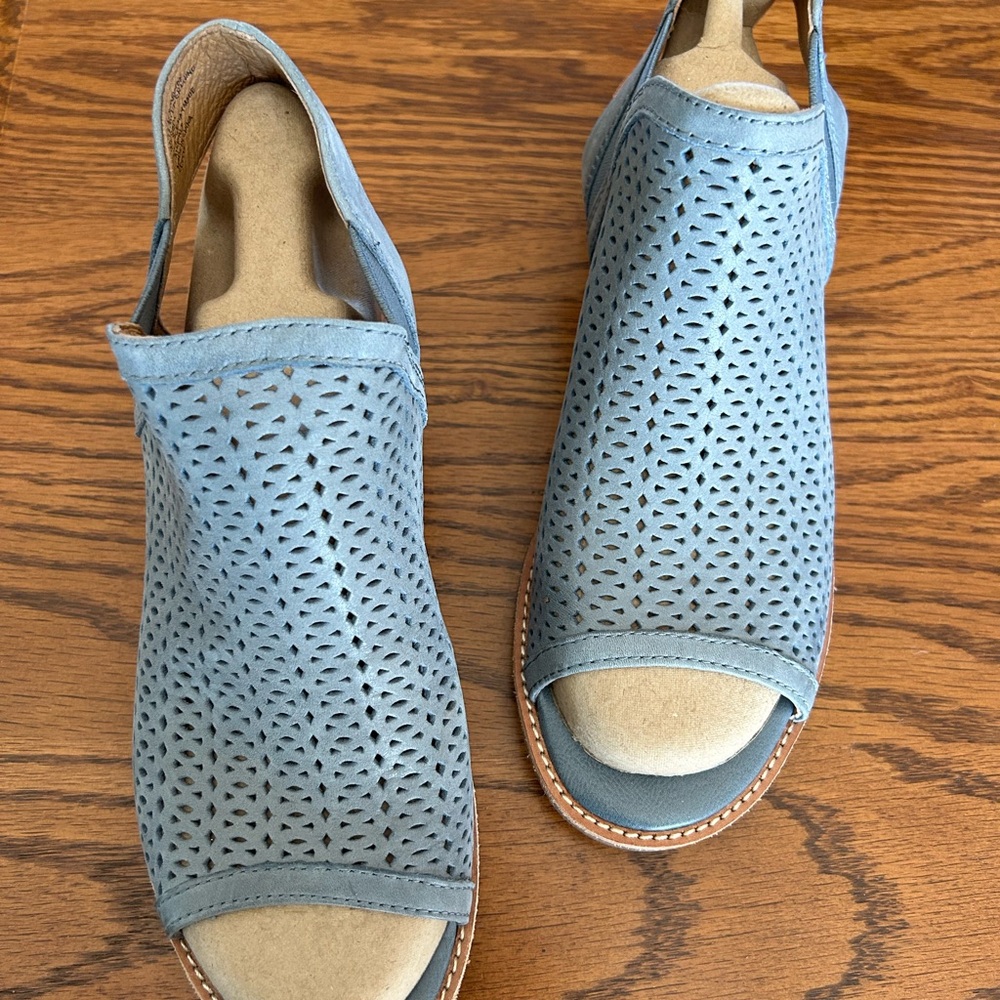 Softt blue women’s open toe sandal 8.5